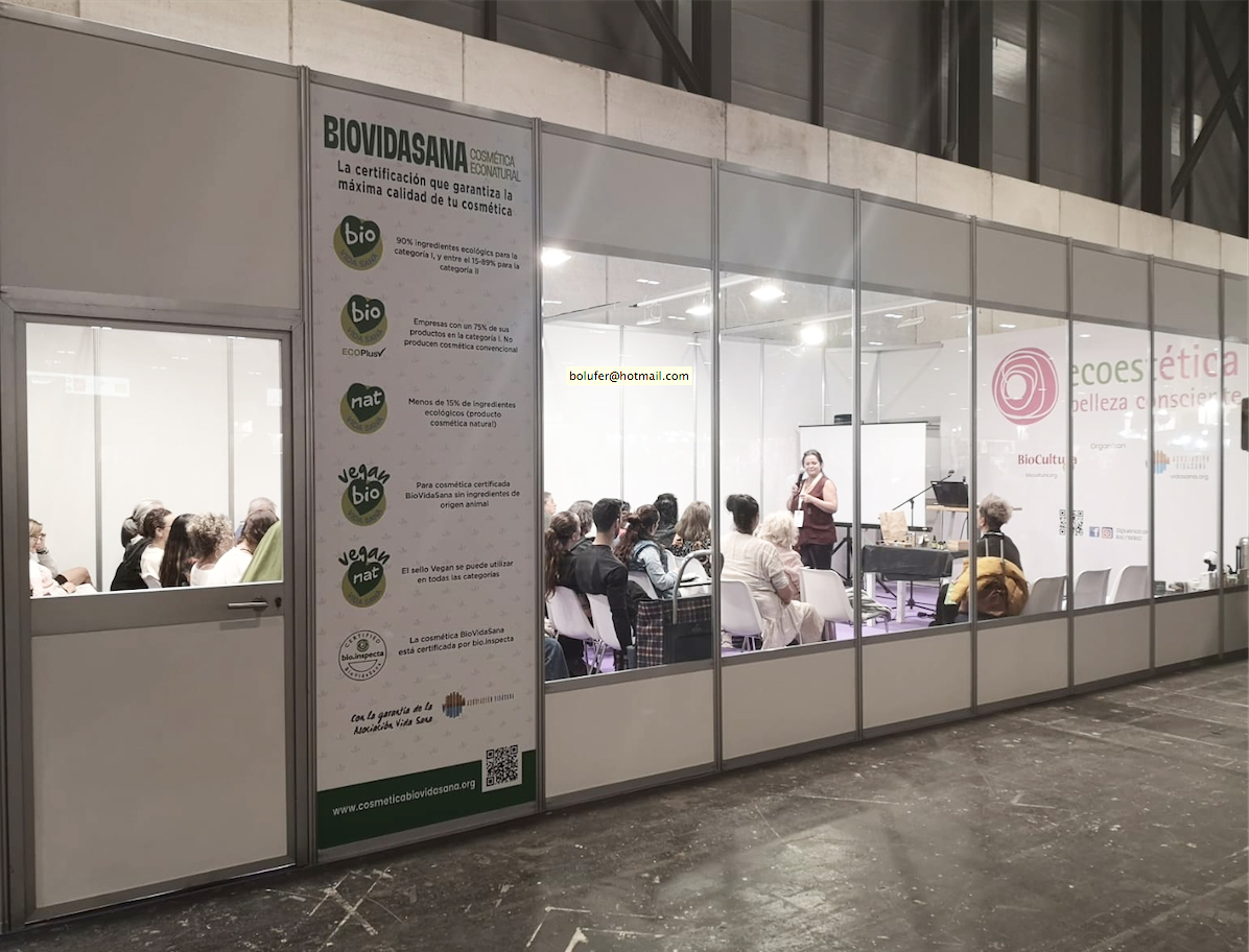 showroom con panel de BioVidaSana en exterior